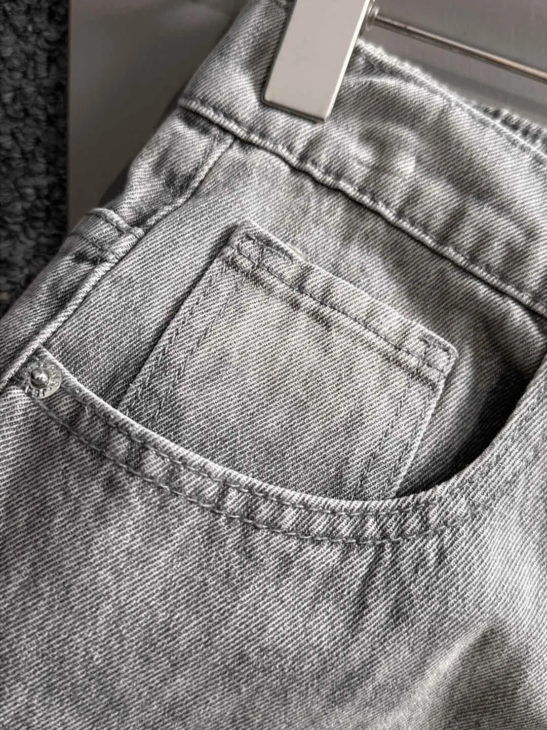 P360 Stone Island 2025 autumn and winter loose wide-leg jeans and straight trousers, the trend in the trend! Many fashion bloggers control the upper body. The water is woven from imported Japanese Denim plain cotton denim fabric. It has three standards, is soft, delicate, comfortable and breathable. The color has a modern and fashionable vicissitudes. The upper body is versatile and fashionable! Light luxury, a must-have item for daily commuting! Size: S-3XL (please state your height and weight when placing an order)
